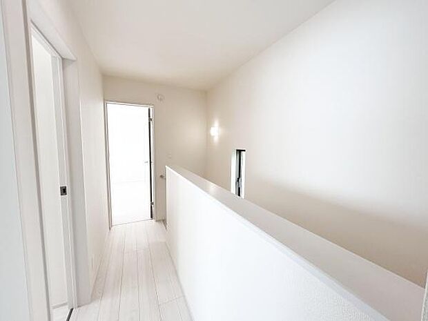 廊下部分。扉を開ければ廊下にまで光が差し込む日当たりの良さ!