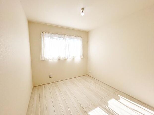 住まう方自身でカスタマイズして頂けるように「シンプル」にデザインされた室内。家具やレイアウトでお好みの空間を創り上げられます。