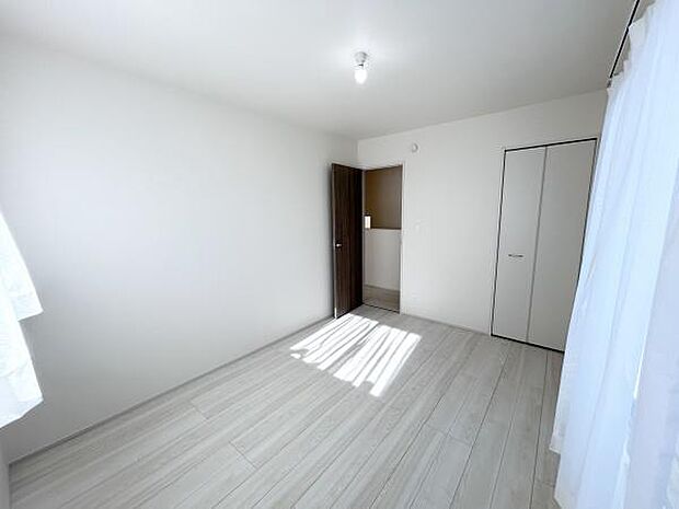 心地よい自然光に包まれる洋室。お気に入りのインテリアに囲まれながら、ゆっくりとプライベートな時間をお楽しみいただけます。