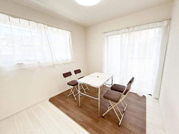 1階洋室☆リビング横のお部屋は、客間としてもお子様の遊び場としても、様々な用途で便利にお使いいただけます。