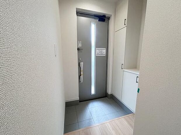 散らかりがちな玄関もスッキリの玄関収納付♪飾り棚としても演出できる靴箱で、お客様を心地よくお迎えできそうですね♪