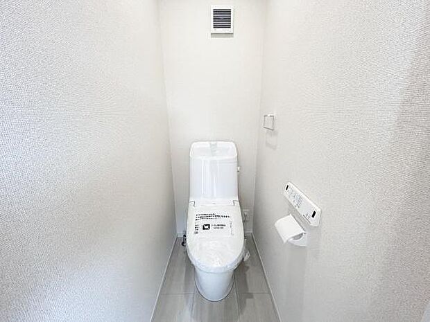 温水洗浄便座付きのトイレで、一年を通して快適にご利用できます。