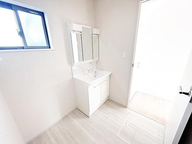 ゆったりスペースが確保された洗面所は、二人並んでの使用もスムーズ。家族が多いご家庭でもストレスなく利用できるのが魅力です！