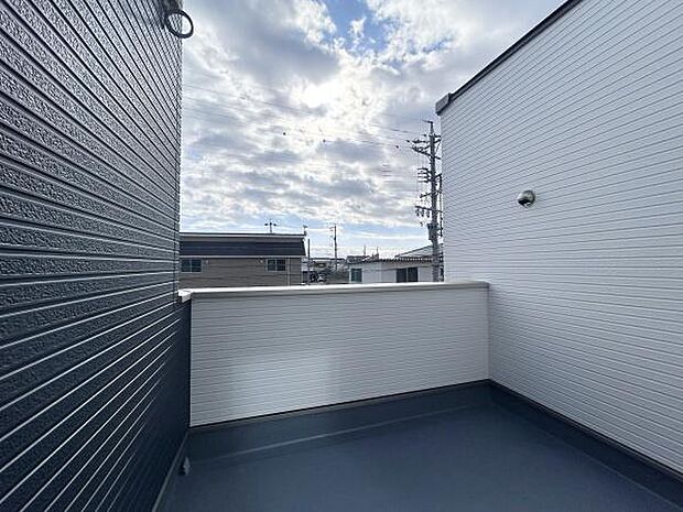 南側に面したバルコニーですので明るい日差しを取り込み洗濯物をしっかり乾かしてくれます。