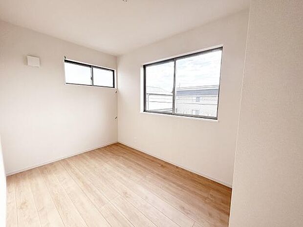 お陽さまの光とさわやかな風をたっぷりとりこめます。室内は白を基調としたクロスですのでいつも明るい印象！