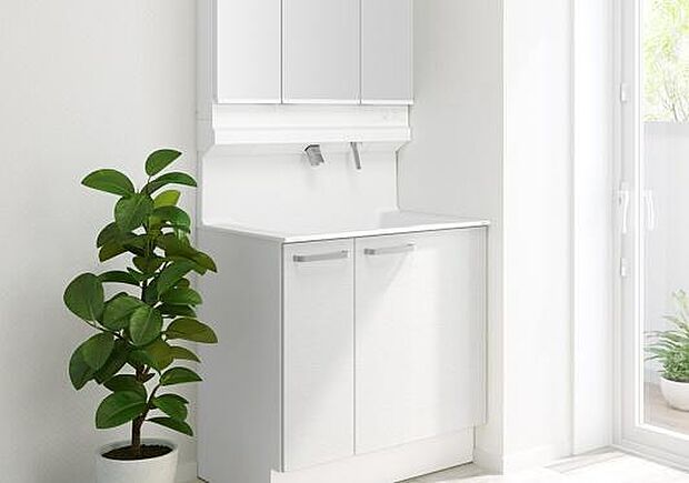 三面鏡の裏には棚付きの収納スペースがあります♪