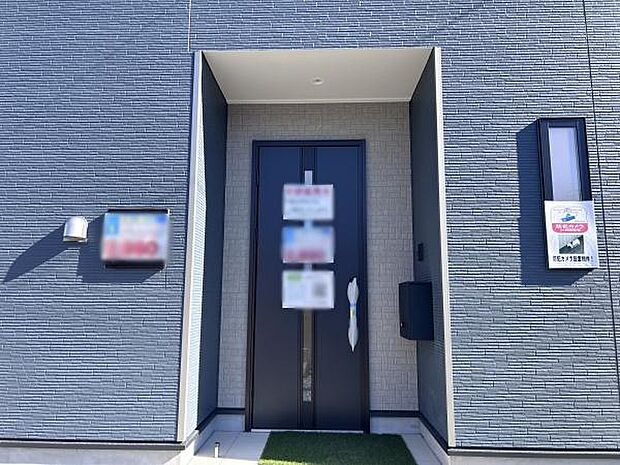 玄関ドアのスリッドラインから陽の光が入る明るいエントランス!TVモニター付インターホンでセキュリティ面にも配慮♪