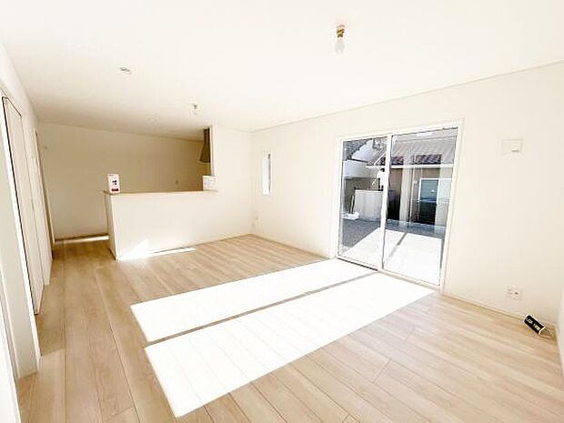 オープンカウンターで広がりと一体感のあるリビングダイニングキッチン。明るい日が差し込み、冬でもあたたかいリビング(^^)/