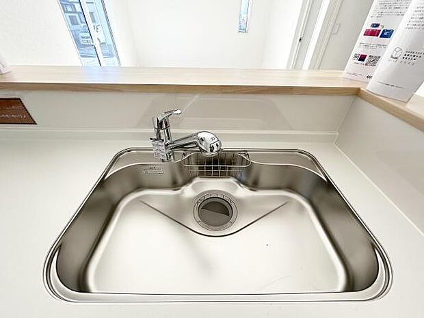 シンクの様子、幅が十分にあり洗い物がしやすいです。