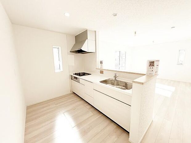 対面キッチンなのでリビングと一体感があり、広々とした空間の中で楽しく食事やお菓子作りが出来ますね♪