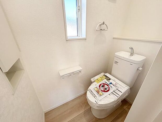 各階にあるので朝の混みあう時間も安心ですね♪窓もあり明るく、換気もバッチリです♪