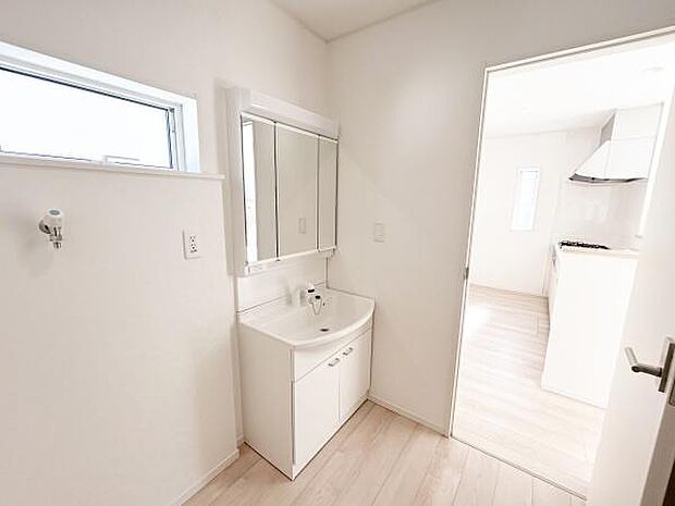 暮らしを快適に変えるシャワー付洗面化粧台♪ゆとりの洗面スペースで朝の身支度もスムーズに☆