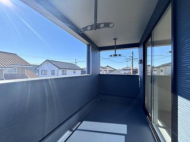 突然の雨でも安心のインナーバルコニー♪窓も汚れにくいですね!天気のいい日は一息つくリフレッシュスポットにもなります(^_^)