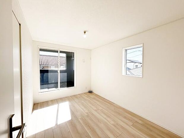 バルコニーから暖かな光が差し込み部屋を照らします。洗濯物を干す⇒CLへしまう洗濯動線も良好です。