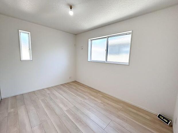 住まう方自身でカスタマイズして頂けるように「シンプル」にデザインされた室内。家具やレイアウトでお好みの空間を創り上げられます。