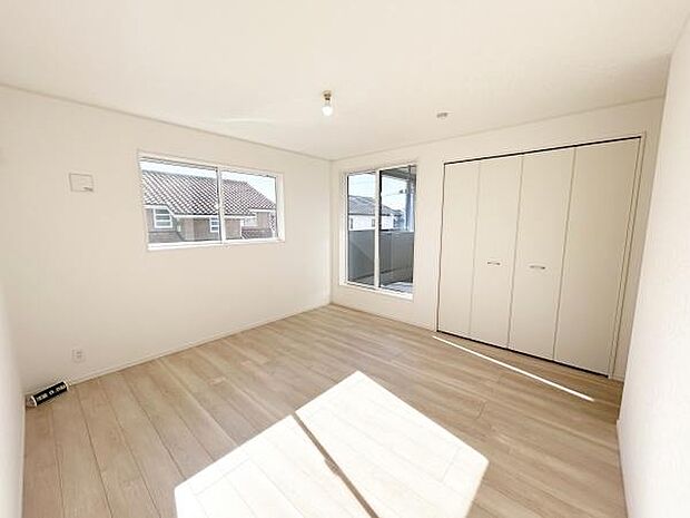 2つのお部屋からバルコニーへ出入りが出来ます☆フローリングの為お掃除も簡単です!