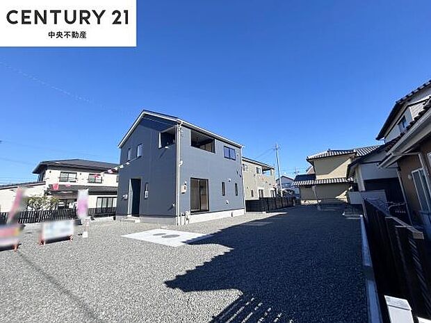 ご覧の通り、車がたくさん駐車可能な広さです!敷地面積が広く、横のお宅とも離れているため、日当たりや風通しも申し分ありません。