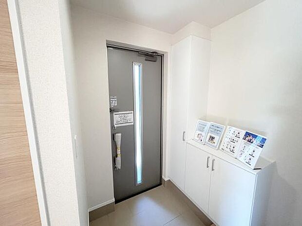 散らかりがちな玄関もスッキリの玄関収納付♪飾り棚としても演出できる靴箱で、お客様を心地よくお迎えできそうですね♪