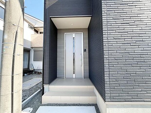 玄関外側の様子です。