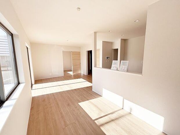 窓から陽差しが広がり、あたたかな空間が形づくられています。ご家族の笑顔集まる憩いの空間です( ^^ )