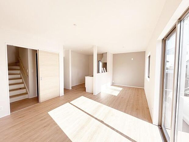 リビングイン階段は家族との会話が増えるポイント(^_^)オープンカウンターで広がりと一体感のあるリビングダイニングキッチン!