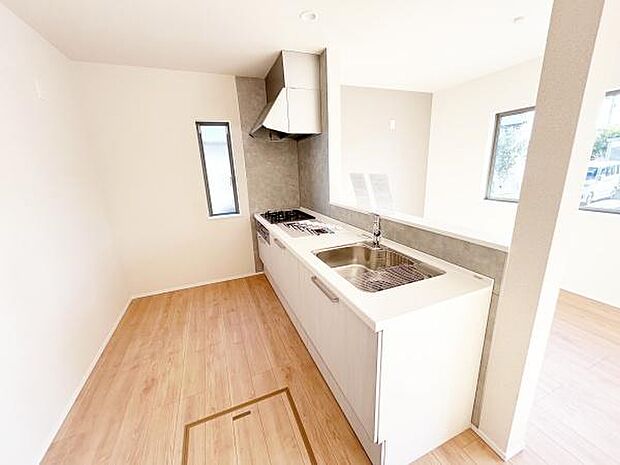 お料理を効率的に、楽しく!システムキッチン♪収納たっぷりなので調理器具や調味料も出し入れしやすいですね!