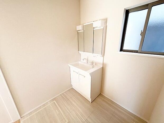 暮らしを快適に変えるシャワー付洗面化粧台♪ゆとりの洗面スペースで朝の身支度もスムーズに☆