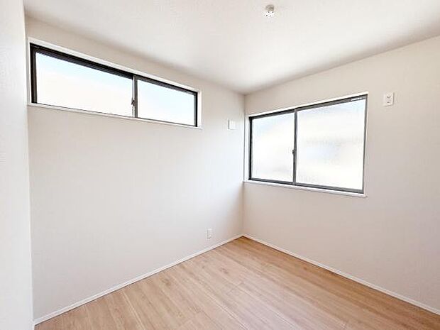 2面採光で明るい2階の洋室。フローリングなので、お掃除がしやすいです♪