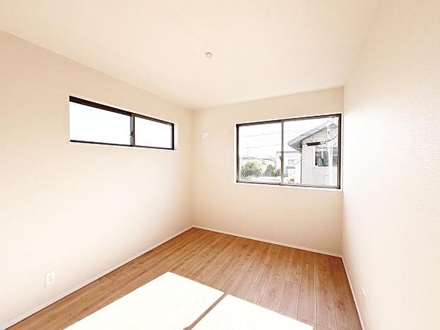 ナチュラル感のある洋室は、自分好みのインテリアが楽しめます♪ご家族とインテリアや家具を選びに行くのは新築購入時の醍醐味の一つです。