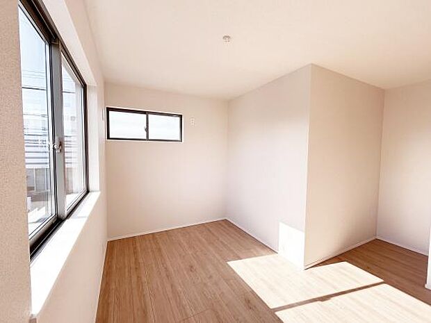 家具を配置しやすい広さとシンプルな内装、1人でほっとくつろげる落ち着きあるカラートーンのお部屋です。