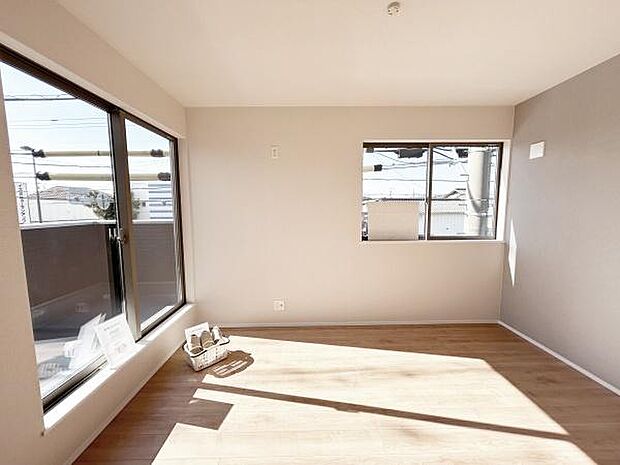 バルコニーから暖かな光が差し込み部屋を照らします。WICがあり、室内の片付けもスムーズに行えます。