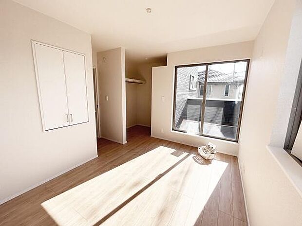 ウォークインクローゼット付きで生活スペースもスッキリできます。お子様の衣類やおもちゃなどもしっかり収納できます。