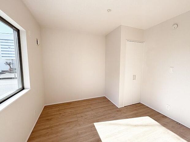 心地よい自然光に包まれる洋室。お気に入りのインテリアに囲まれながら、ゆっくりとプライベートな時間をお楽しみいただけます。