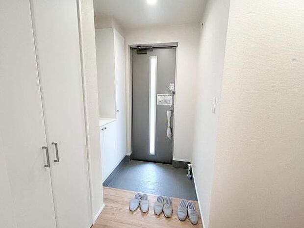 清潔感のある空間を保てるよう、収納スペースを広く設けております。たくさんある靴もすべて収納でき、玄関がスッキリです♪