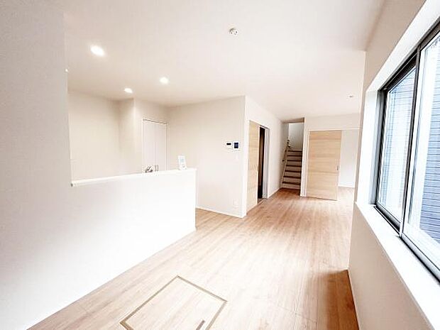 家族とのコミュニケーションが図りやすいリビングイン階段♪解放感と採光にこだわったリビングです!