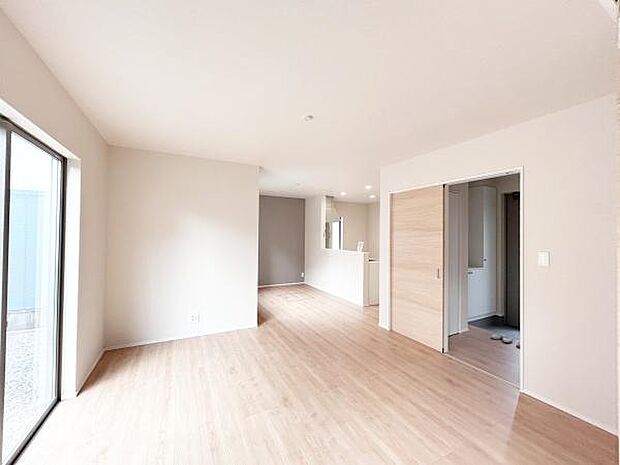 太陽の光が差し込むとっても明るいリビング！思わず微笑みたくなる居心地の良さ。