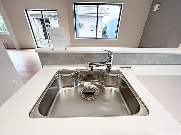 広めにつくられたシンク♪洗い物が多い日も安心のスペースです。