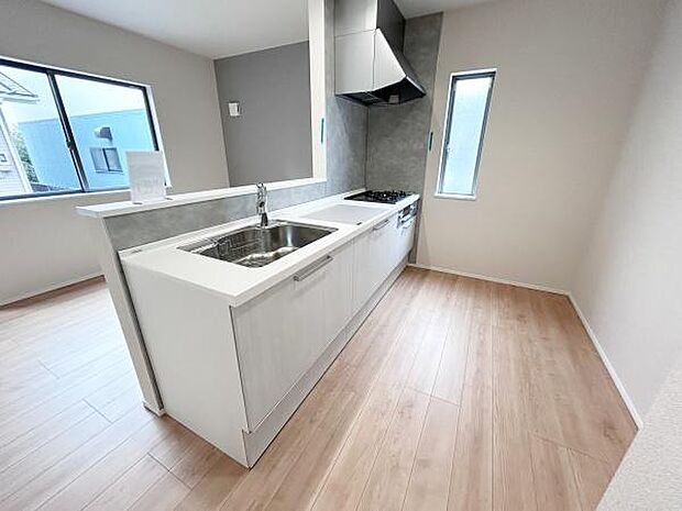 広いキッチンは料理がしやすく家族皆で、調理を楽しめます。ダイニングとリビングにいるご家族を、キッチンから見渡しやすいので、コミュニケーションも取りやすいです♪