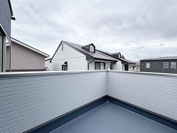 広々としたバルコニー。人目を気にせずに洗濯物が干せますね☆