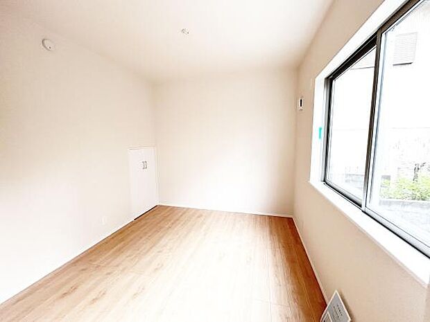 1階洋室はリビングと続き間になっています。客間としてもお子様の遊び場としても様々な用途でご使用いただけます。