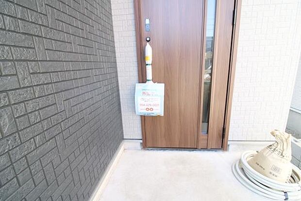 玄関外側の様子、屋根・玄関照明付きです♪