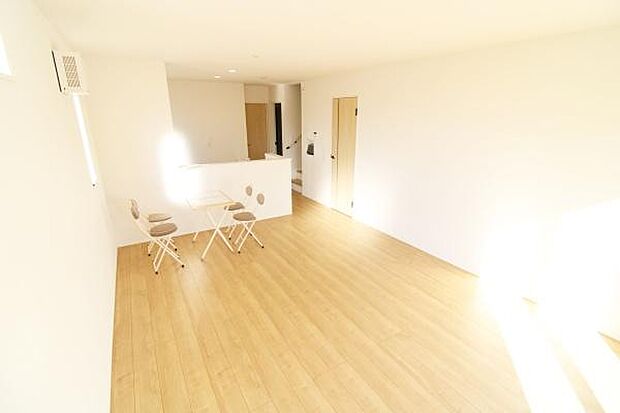 ナチュラルテイストの優しく柔らかい色使いのフローリングが素敵なリビング!インテリアを考えるのが楽しみですね♪