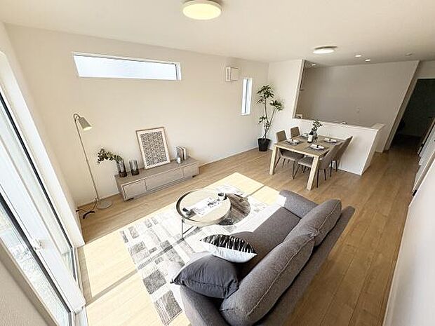 ナチュラルテイストの優しく柔らかい色使いのフローリングが素敵なリビング！インテリアを考えるのが楽しみですね♪