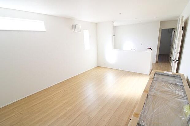 【完成間近】ナチュラルテイストの優しく柔らかい色使いのフローリングが素敵なリビング！インテリアを考えるのが楽しみですね♪