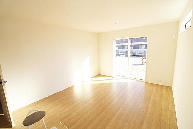 オープンカウンターで広がりと一体感のあるリビングダイニングキッチン。家事動線にこだわった間取りです。