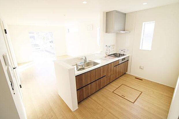 対面キッチンなのでリビングと一体感があり、広々とした空間の中で楽しく食事やお菓子作りが出来ますね♪