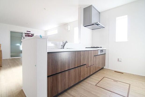 【完成間近】対面キッチンなのでリビングと一体感があり、広々とした空間の中で楽しく食事やお菓子作りが出来ますね♪