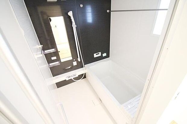 手足が伸ばせるゆとりの浴槽で一日の汗や疲れを流し、リラックスタイムを満喫できます。