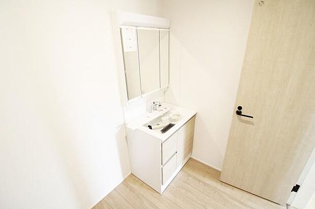 暮らしを快適に変えるシャワー付洗面化粧台♪ゆとりの洗面スペースで朝の身支度もスムーズに☆