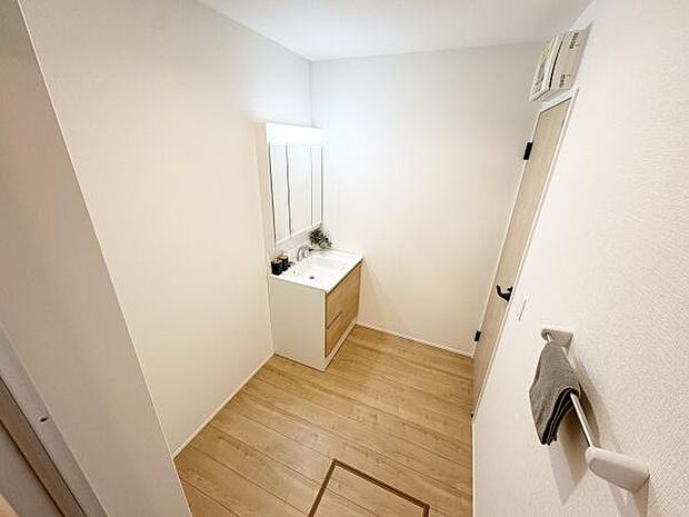 暮らしを快適に変えるシャワー付洗面化粧台♪ゆとりの洗面スペースで朝の身支度もスムーズに☆